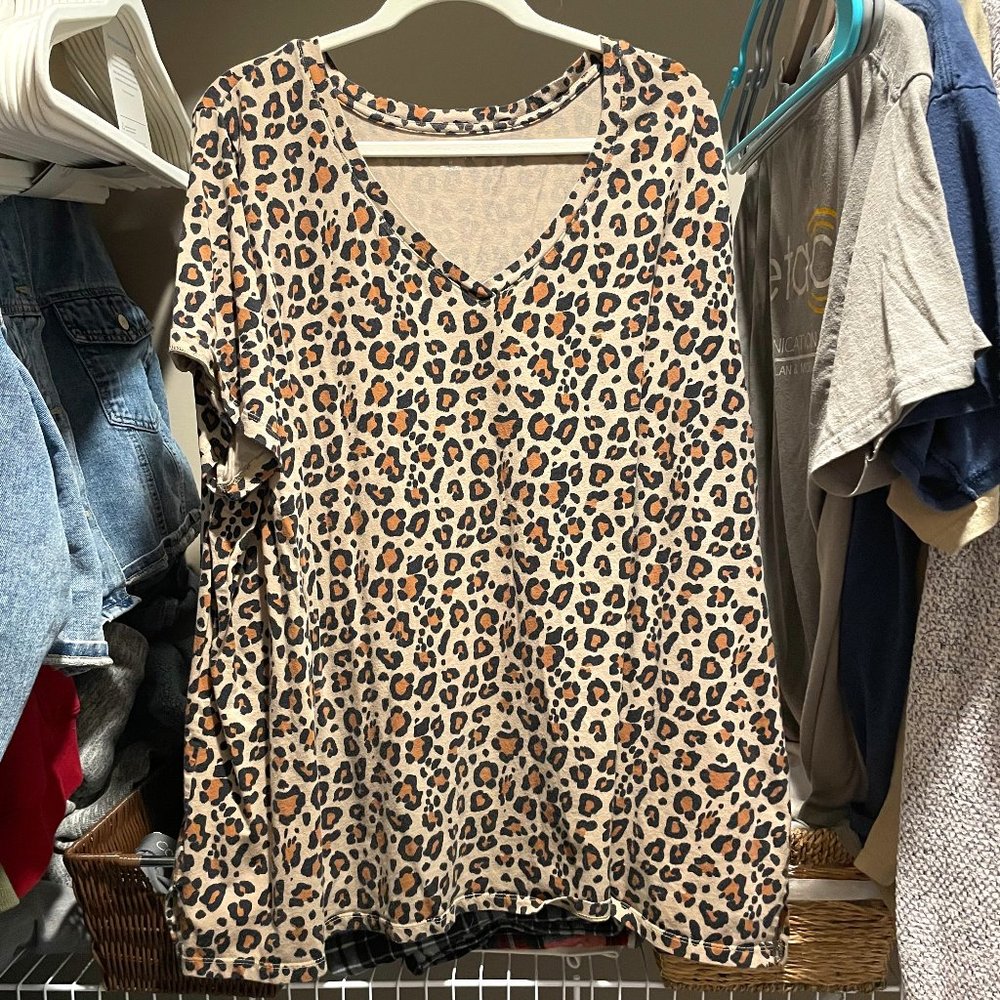 Plus size Ava & Viv leopard v-neck shirt 4x